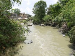 Al fondo del fraccionamiento, se unen dos canales de aguas negras. ARCHIVO /