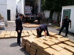 La droga fue llevada a las instalaciones de la PGR para realizarse una inspección más detallada.  /