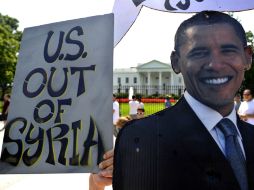 Manifestantes realizan una protesta a las afueras de la Casa Blanca en contra de la intervención de EU a Siria. AFP /