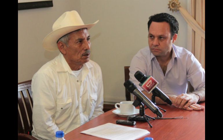 Clemente Castañeda confía en que pronto se cristalicen los acuerdos a los que llegaron el gobernador y Gaudencio Mancilla (i).  /