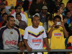 Los aficionados de América acuden al partido, aunque la lluvia haya bajado la emoción. ARCHIVO /