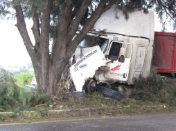 Los trabajadores explican que la cabina del conductor estaba llena de humo.  /