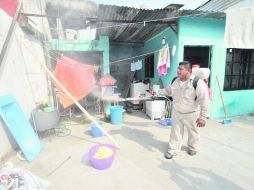 Un trabajador de la Secretaría de Salud aplica agentes químicos para combatir la aparición del mosquito que provoca la enfermedad. NTX /