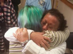 Ana Berenice de la Cruz, una de las jóvenes liberadas, abraza a su madre. Foto: @roblesmaloof ESPECIAL /