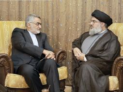 Hasan Nasralá (D) conversando con el asesor de seguridad iraní Alaeddin Boroujerdi (I) en Beirut, Líbano. EFE /