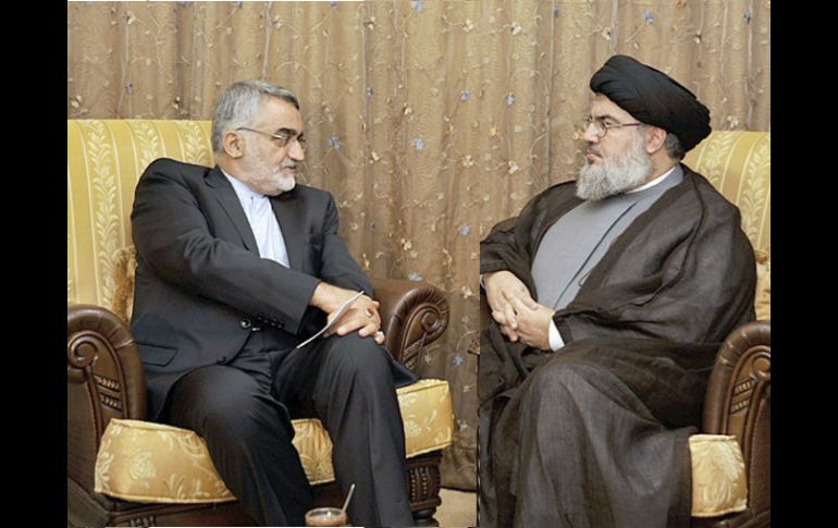 Hasan Nasralá (D) conversando con el asesor de seguridad iraní Alaeddin Boroujerdi (I) en Beirut, Líbano. EFE /