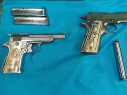 A los presuntos delincuentes les aseguraron dos armas de fuego. ESPECIAL /