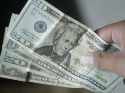 El dólar se vende a un precio de 13.44 pesos. ARCHIVO /