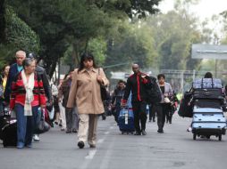 Los civiles dejan sus autos y utilizan las vías vehiculares para trasladarse a sus destinos. EFE /