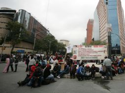 Los maestros bloquearon el paso en las calles aledañas al recinto desde poco antes de las 07:00 horas de hoy. EFE /