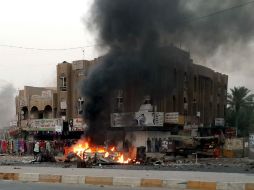 Un coche bomba arde en llamas luego de explotar en Bagdad. AFP /