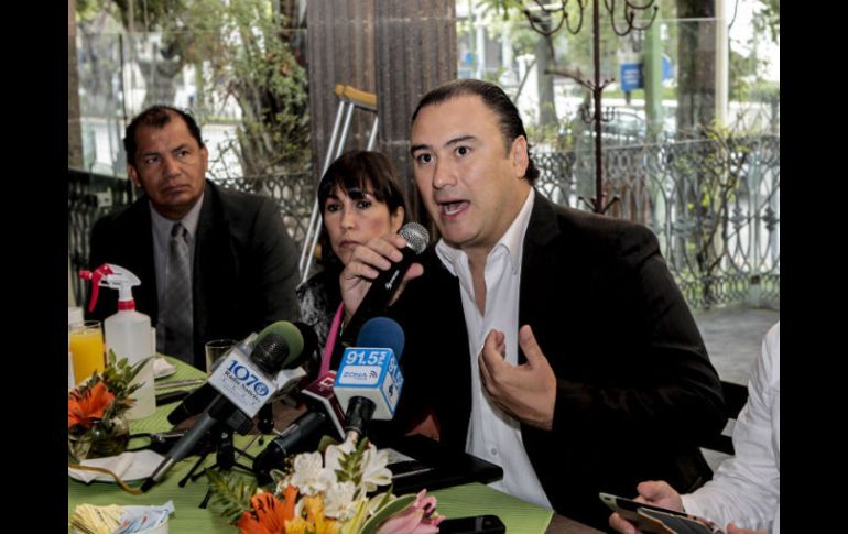 Manuel Herrera (d), de Guadalajara 2020, señala que la Vía RecreActiva ha demostrado el gusto de los tapatíos por uso de la bicicleta.  /