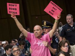 Un manifestante interrumpe un discurso de Kerry para dar a conocer su oposición al ataque a Siria. AFP /
