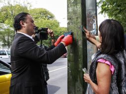 Manuel Herrera limpia un poste como muestra de las actividades que se llevaran a cabo por el aniversario de la Vía RecreActiva.  /