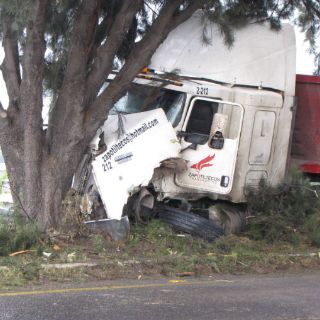 Trailero agradece a trabajadores que lo salvaron
