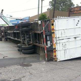 Tráiler vuelca en Paseos del Sol