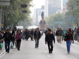Miles de capitalinos tuvieron que caminar por las calles del DF ante el bloqueo de la CNTE en Reforma. NTX /