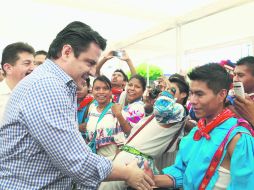 Colotlán. Aristóteles Sandoval acudió a este municipio ayer para hacer entrega de apoyos escolares. ESPECIAL /