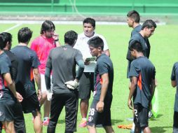 Omar Asad (al centro, de blanco) tiene el apoyo del plantel rojinegro, que busca aún su primera victoria en Liga MX.  /