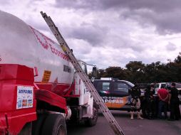 El camión que transportaba las 2.6 toneladas de droga y los detenidos.  /