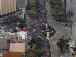 Aspectos de la marcha de profesores integrantes de la CNTE, sobre la Avenida de la Reforma, en el centro del DF. SUN /