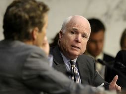 El influyente senador John McCain apoya la resolución para llegar a un acuerdo negociado que ponga fin al conflicto. AP /