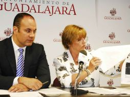 Maribel Alfeirán Ruíz y Mario Salazar Madera dijeron que entregaron las actas al presidente municipal, Ramiro Hernández García.  /