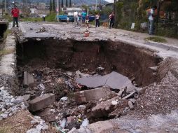 El hundimiento se encuentra en la calle Estaño, a un lado del arroyo que, en las lluvias, deja ahí plasmada la huella de su cauce.  /