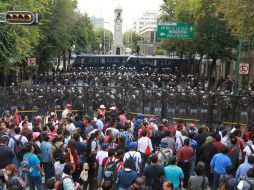 Elementos de la policía del estado resguardan las inmediaciones de la Secretaría de Educación. NTX /