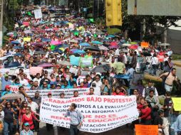 Maestros del SNTE se manifiestan en contra de la aprobación de la ley secundaria de la reforma educativa. ARCHIVO /
