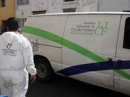 Agentes de la Fiscalía y personal del IJCF realizan las investigaciones del caso. ARCHIVO /