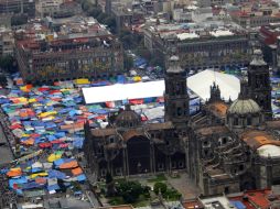 Maestros se retiran de las instalaciones de la dependencia y regresan a su plantón en el Zócalo. SUN /