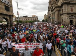 Marcha de profesores causa graves afectaciones viales en el Centro de Guadalajara.  /