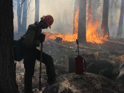 Poco más de cuatro mil bomberos trabajan para mantener contenido el incendio. AP /