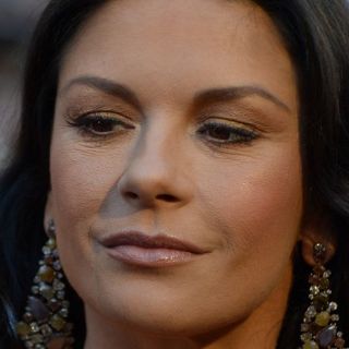 Zeta-Jones resurge con todo y anillo de bodas