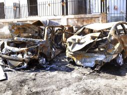 Dos vehículos dañados en el lugar donde se produjo un atentado. EFE /