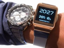 La comparación entre el tradicional reloj de pulsera y lio que puede ser el reloj de Dick Tracy. AP /