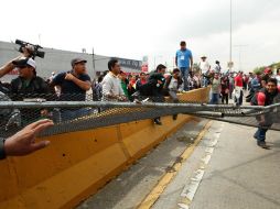 Maestros bloquean el acceso a las vías que conducen al aeropuerto internacional Benito Juárez. NTX /