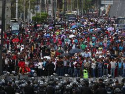 Maestros disidentes bloquean el acceso a las vías que conducen al aeropuerto internacional Benito Juárez de Ciudad de México. EFE /