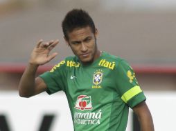 'Ney' no tiene problemas en compartir los flashes con Lio Messi. AP /