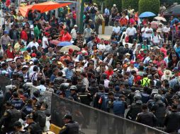 Eementos de la policía metropolitana y federal resguardan el Boulevard Puerto Aéreo. NTX /