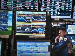 La jornada en la bolsa neoyorquina se vio influenciada por la publicación de una serie de datos macroeconómicos dispares en EU. AP /