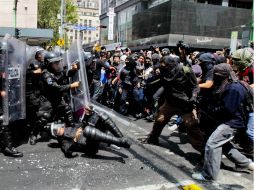 Los jóvenes fueron acusados de ultrajes a la autoridad y portación de objetos aptos para lesionar. ARCHIVO /