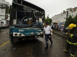 Al lugar del percance acudieron Cruz Verde y Cruz Roja, bomberos y elementos de la Secretaría de Movilidad.  /