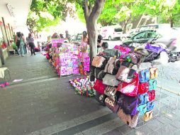 Calle Corona. El Ayuntamiento tapatío cedió este espacio en a un grupo de comerciantes ambulantes para que venda sus productos. EL INFORMADOR /