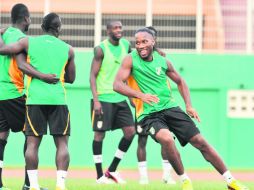 El capitán de Costa de Marfil, Didier Drogba (der), bromea con sus compañeros durante el entrenamiento previo al duelo ante Marruecos. AFP /