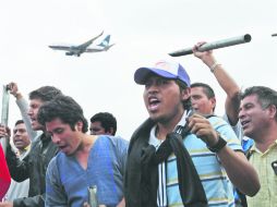 Maestros disidentes bloquean los accesos al AICM, en protesta por la aprobación de la Ley General del Servicio Profesional Docente. EFE /