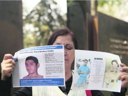 Yolanda Colín muestra fotos de su hijo, víctima del crimen organizado, ante el Memorial de las Víctimas de la Ciudad de México. EFE /
