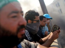 Simpatizantes de los Hermanos Musulmanes rezan durante una marcha. ARCHIVO /
