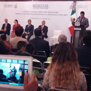 Entregan apoyo a asociaciones civiles